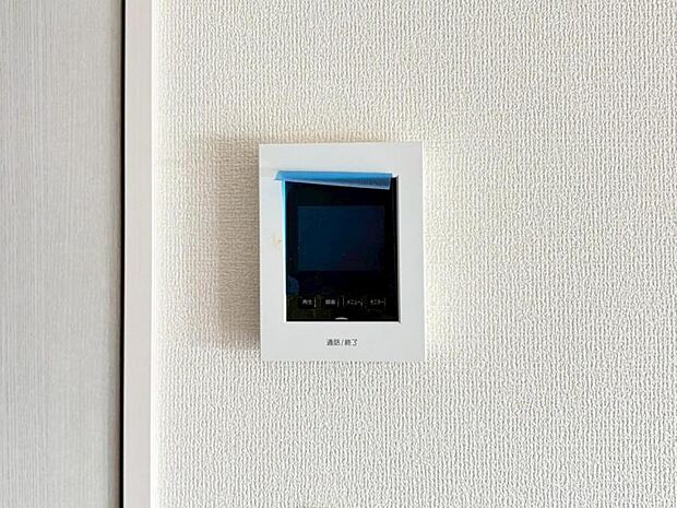 映像と音声で玄関先の様子をチェックできるモニター付インターホン。