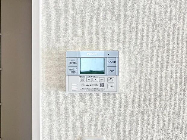 自動湯張り・追い焚き・保温機能（セミオートタイプ）など便利な機能が付いた浴室。