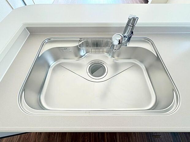 作業しやすい大きめのシンクは水はねの音や食器が当たる音を軽減する静音仕様。