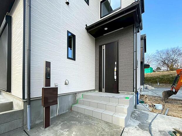 (同仕様)玄関ドアはピッキング対策に優れる2ロック式。家族を守るためのセキュリティ対策も安心です。