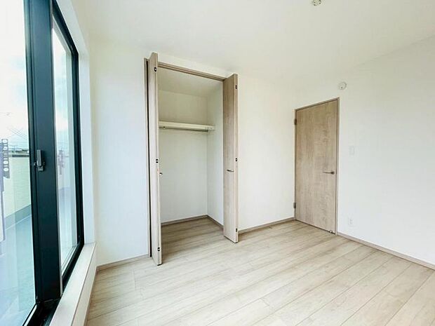 (同仕様)各部屋にクローゼットが付いているので整理整頓も安心。空間を有効に広く使うことができますね。