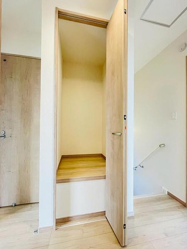 (同仕様)2階で使うティッシュやお水、ごみ袋などを収納しておけます!お部屋をその分広く使えて1階に降りて取りに行く手間が省けます!