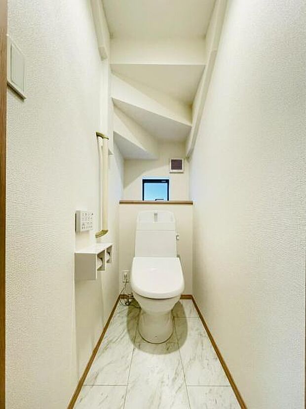 (同仕様)ウォシュレットなど多機能が付いたお手入れしやすい快適なトイレ。