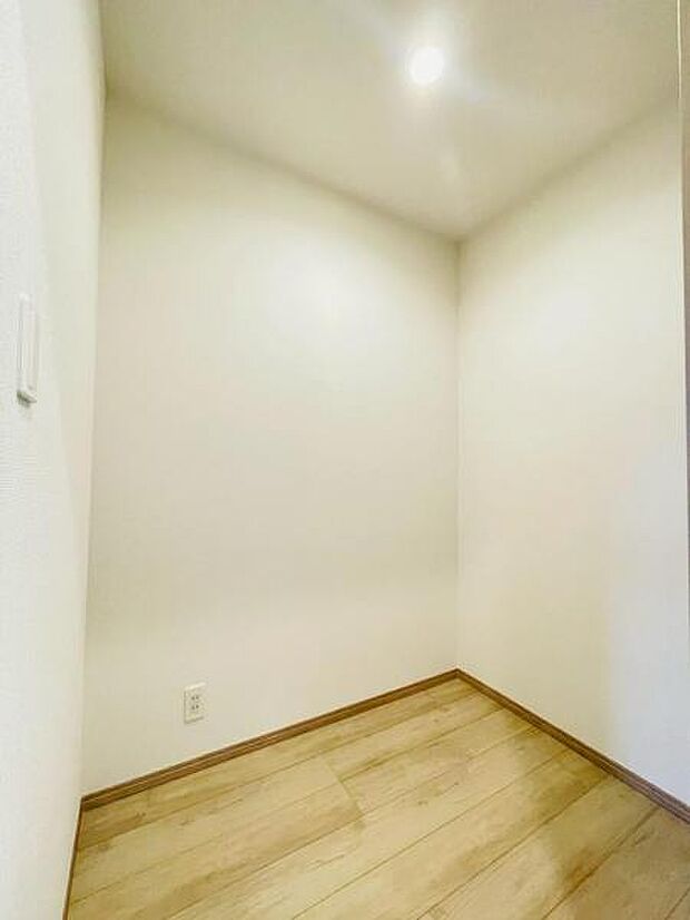 (同仕様)大きいものから小さなものまで収納でき、整理整頓に大活躍のウォークインクローゼットを完備。