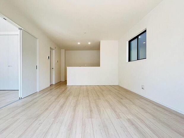 (同仕様)縦長にレイアウトされたLDKは視線が抜けるのでより開放的に感じます。家具の配置がしやすいのでイメージが沸きますね。