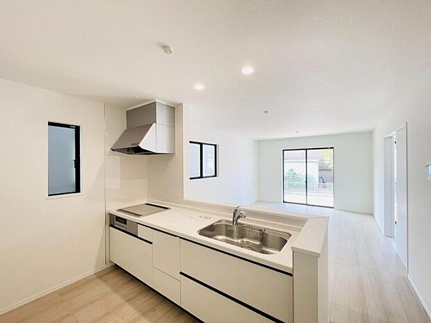 (同仕様)リビングは家族みんなが集まり、普段の何気ない出来事も気軽に話せる明るい空間です。