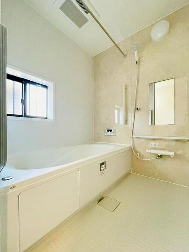 (同仕様)お子さまと一緒に入浴できる広々としたゆとりある浴槽。