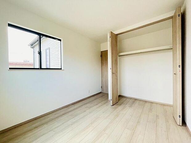 (同仕様)インテリアを設置したときに映える白い壁の洋室。自分好みにカスタマイズする楽しみが増えますね。