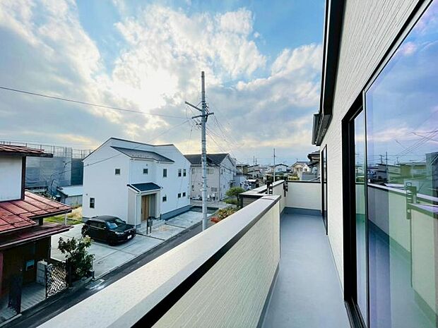 (同仕様)バルコニーは洗濯物や布団が干せる十分な広さです。