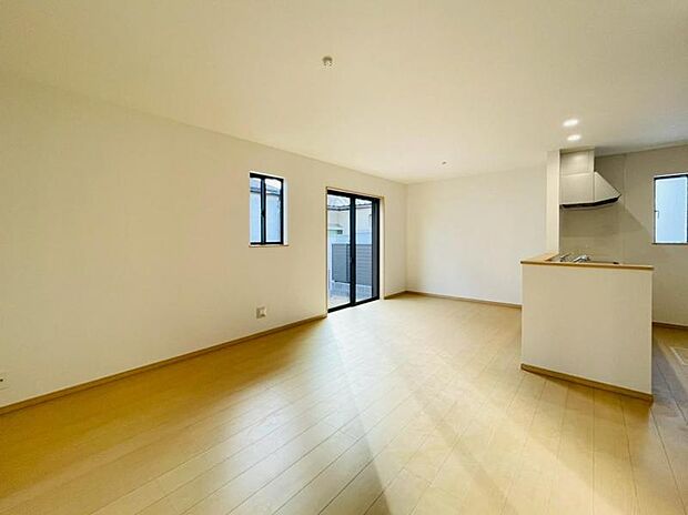 (同仕様)日当たり良く明るいリビングはホッと一息つける居心地の良い空間です。