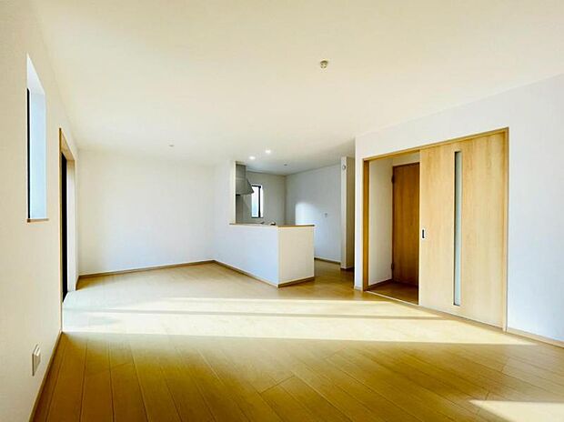 (同仕様)生活動線を考えて作られたリビングは家族の会話が弾む設計です。