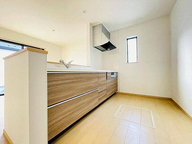 (同仕様)カウンター式のキッチンはリビングの様子を見ながら家事ができ、小さなお子さまがいる家族も安心です。