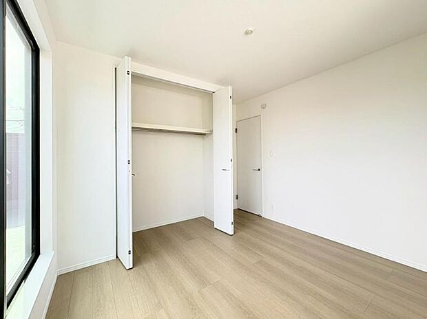 各部屋にクローゼットが付いているので整理整頓も安心。空間を有効に広く使うことができますね。