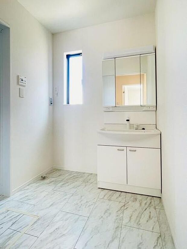 (同仕様)シンプルなデザインと豊富な収納を備えたスマートな洗面化粧台。