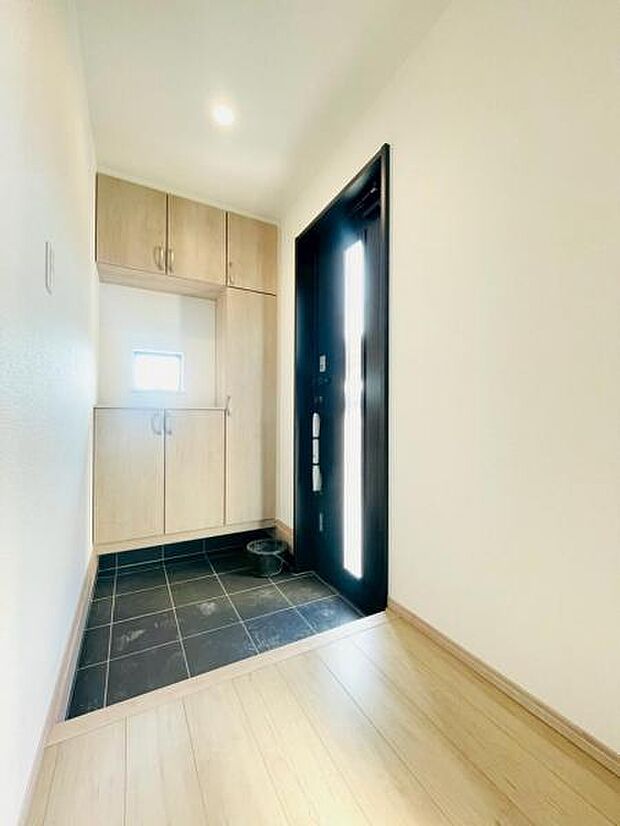 (同仕様)玄関を広く利用できるようシューズクローゼットを完備。ご家族みんなの靴をスッキリ収納できます。