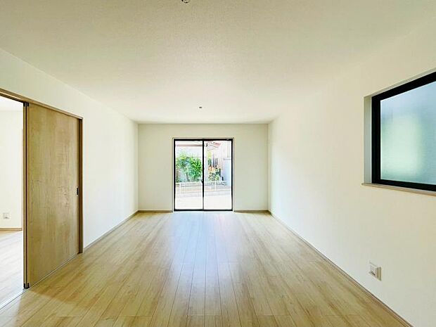 (同仕様)リビングは家族みんなが集まり、普段の何気ない出来事も気軽に話せる明るい空間です。