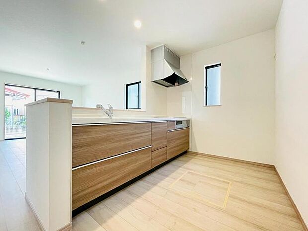 (同仕様)カウンター式のキッチンはリビングの様子を見ながら家事ができ、小さなお子さまがいる家族も安心です。