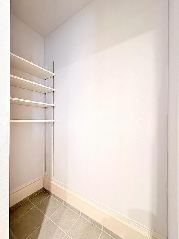 玄関脇には靴を脱がずに出入りできる土間収納を完備。カー用品やベビーカーなどスッキリ収納。