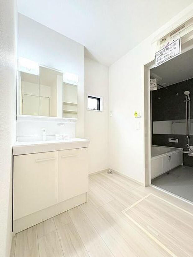 シンプルなデザインと豊富な収納を備えたスマートな洗面化粧台。