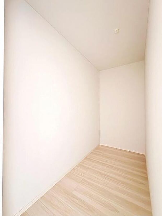 大きいものから小さなものまで収納でき、整理整頓に大活躍のウォークインクローゼットを完備。