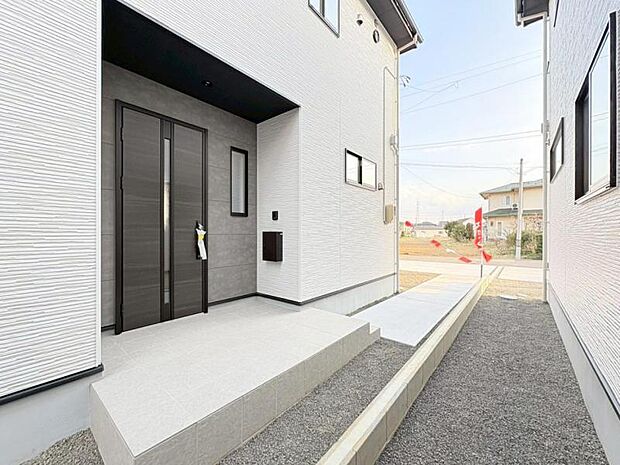 玄関ドアはピッキング対策に優れる2ロック式。家族を守るためのセキュリティ対策も安心です。