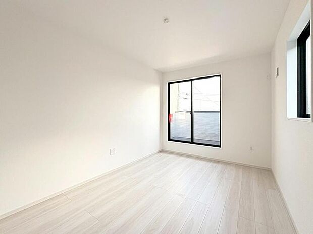 複層ガラスを採用。夏は日差しや紫外線をカット。冬は外からの冷気をシャットアウト!