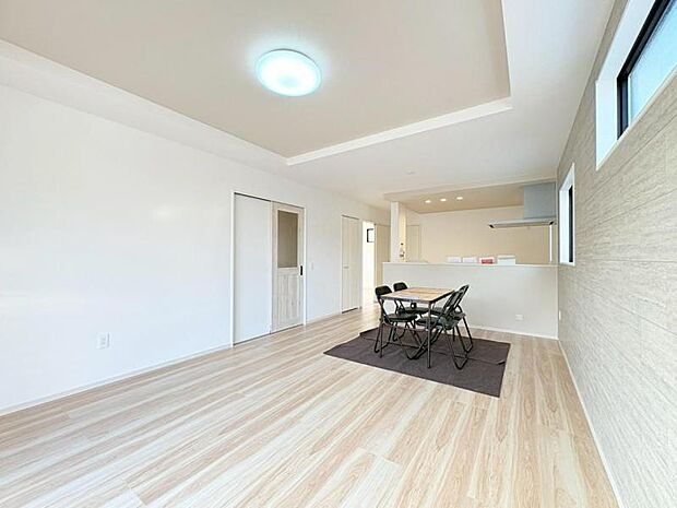 「折上げ天井」を採用。構造部位としての梁を露出し天井を高く仕上げているので開放感が生まれます。