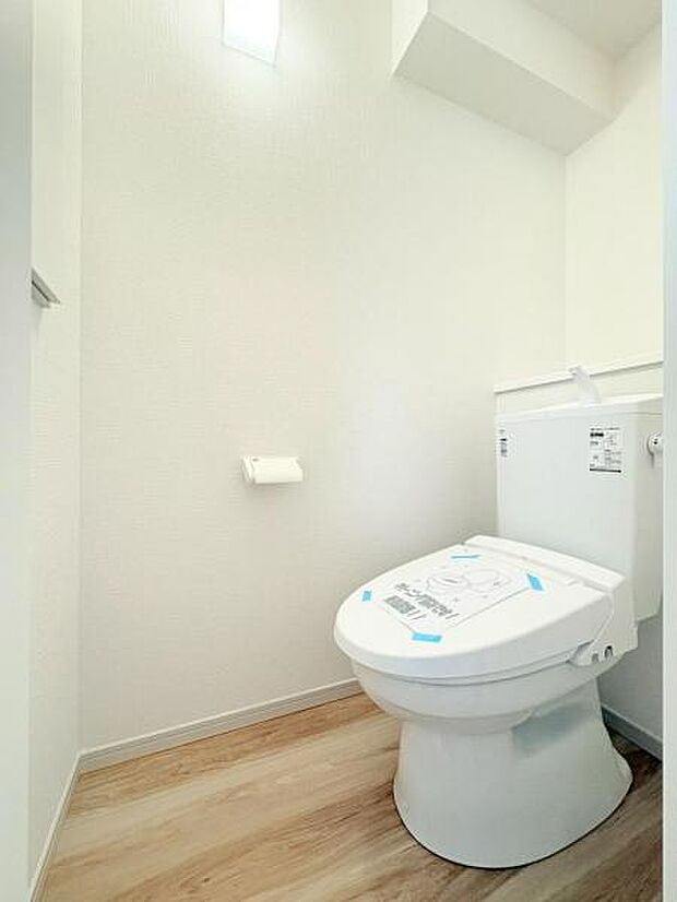 ウォシュレットなど多機能が付いたお手入れしやすい快適なトイレ。