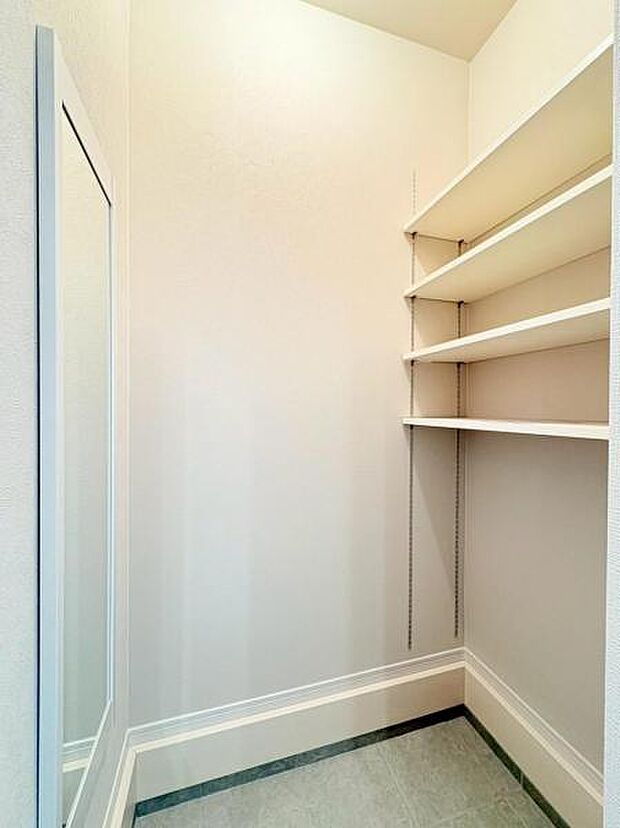 玄関脇には靴を脱がずに出入りできる土間収納を完備。カー用品やベビーカーなどスッキリ収納。