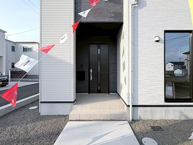 玄関ドアはピッキング対策に優れる2ロック式。家族を守るためのセキュリティ対策も安心です。