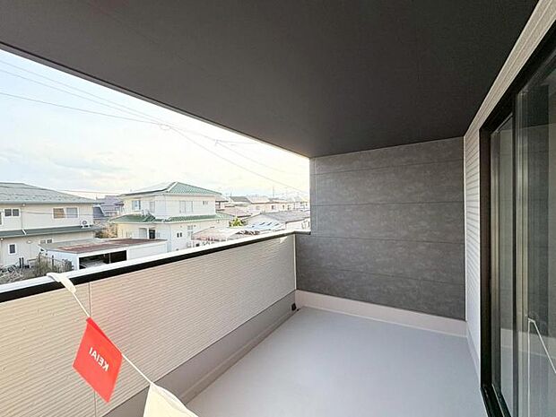 バルコニーは日当たりと風通しが良く洗濯物もよく乾きます。