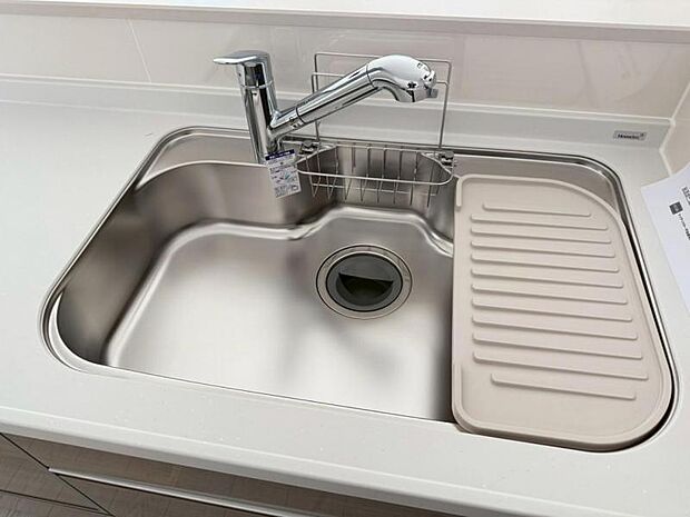 (同仕様)食器や野菜などの水洗いがスムーズにこなせるハンドシャワーの付いた水栓。浄水器一体型で便利!