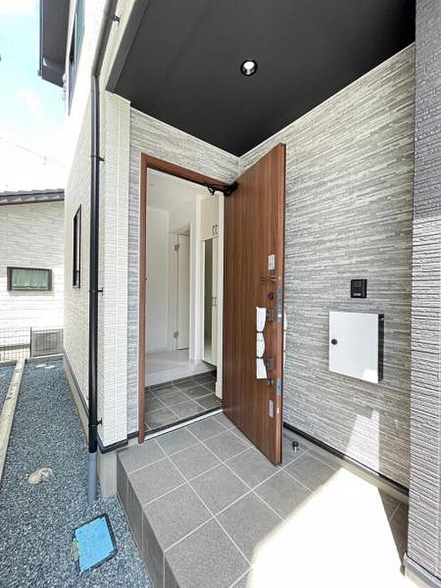 (同仕様)玄関ドアはピッキング対策に優れる2ロック式。家族を守るためのセキュリティ対策も安心です。