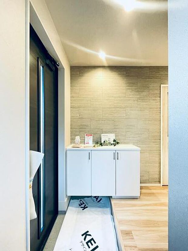 (同仕様)ご家族のたくさん増えた靴をキレイに収納できるシューズクローゼット付き。