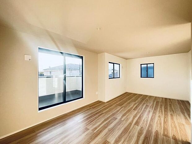 (同仕様)2面採光なので、両窓から光が差し込み室内は明るく居心地の良い空間が広がります。