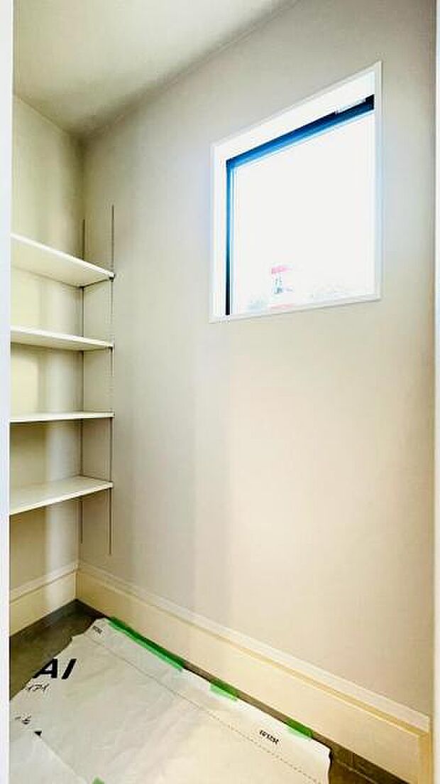 (同仕様)玄関脇には靴を脱がずに出入りできる土間収納を完備。カー用品やベビーカーなどスッキリ収納。