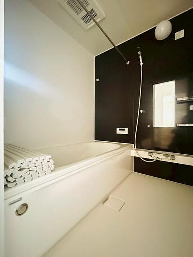 (同仕様)浴室の床は水はけが良く滑りにくく乾きやすい設計です。