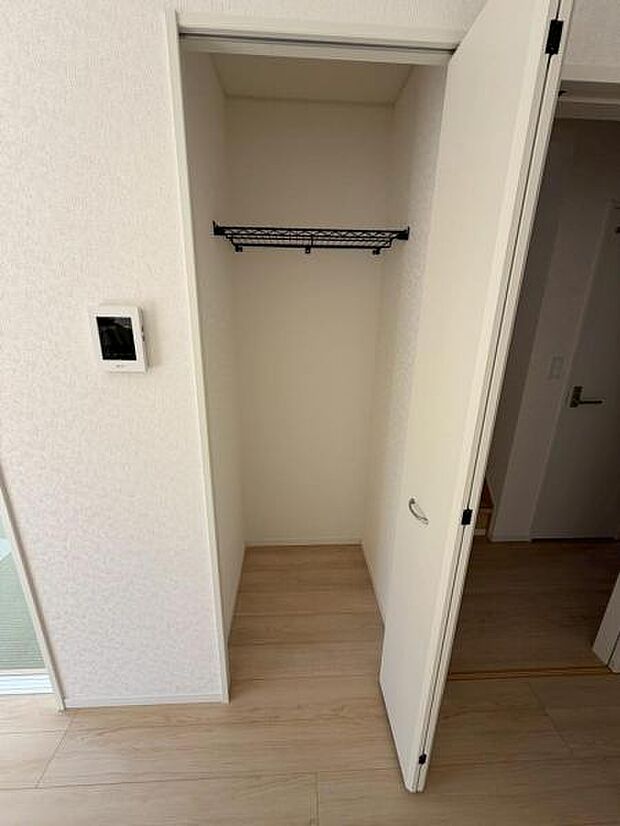 散らかりやすいリビングに収納を完備!生活感を感じさせないおしゃれなリビングにできます。