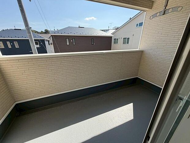 広いワイドバルコニーは風通し良く心地よい空間です。