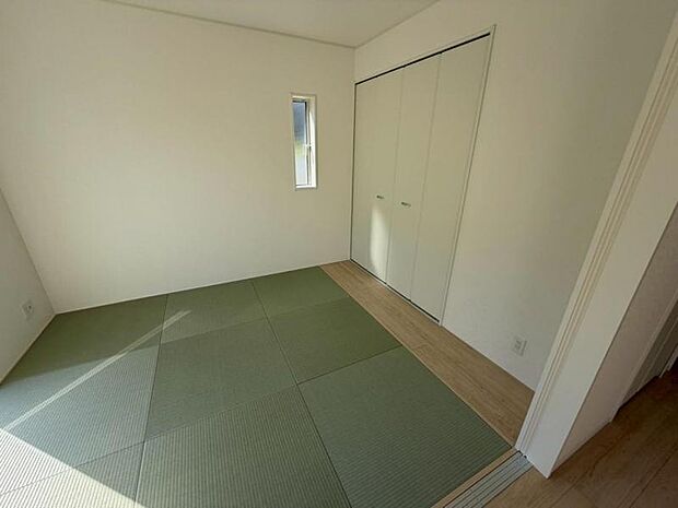 お客様が来た時には客間としても利用できる和室。しっとり落ち着いた雰囲気です。