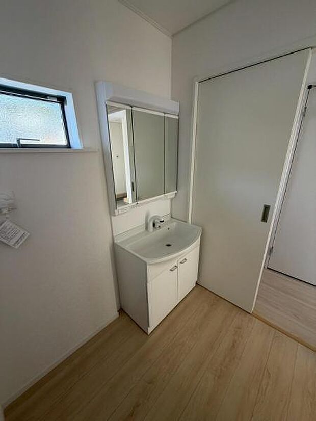 軽くて割れにくい衝撃に強いボウルを採用。水栓部分は引き出してハンドシャワーとしても使えるので便利です。