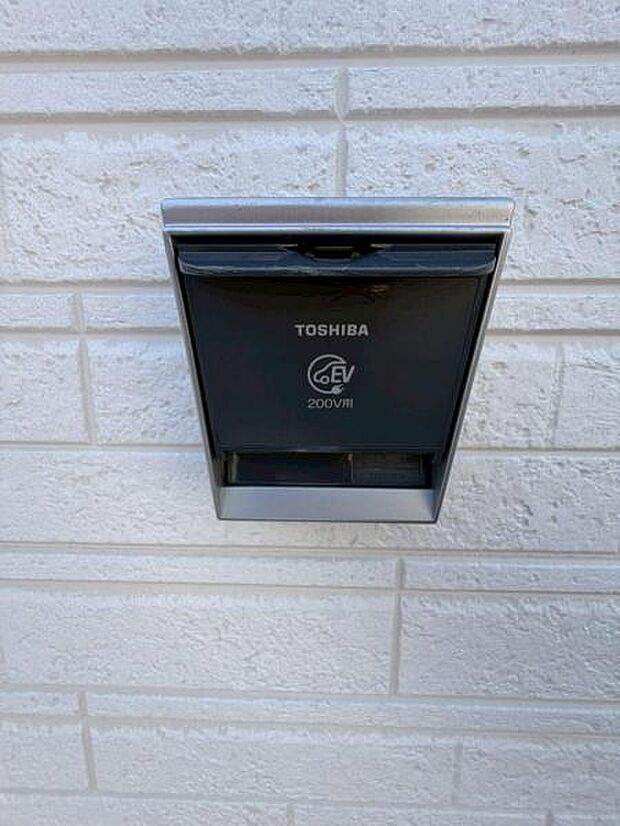 お家でお手軽に充電できるフタつきEV充電器!将来的にお持ちになる方も多いと思いますので今からあると便利ですね。