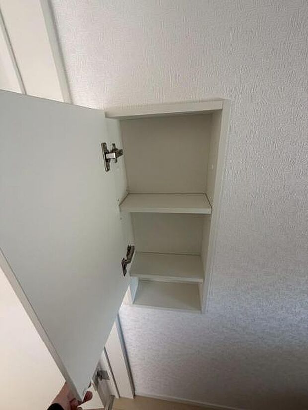 トイレにはちょっとした収納付き!