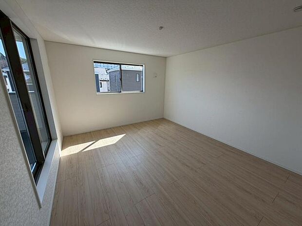 洋室や各部屋に断熱性に優れた「ペアガラス」を使用。福島の寒い冬も暖かく過ごせます。