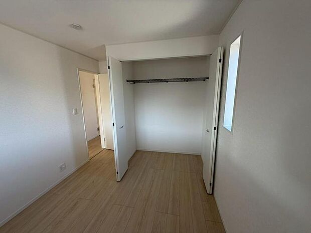 各部屋にクローゼットが付いているので整理整頓も安心。空間を有効に広く使うことができますね。