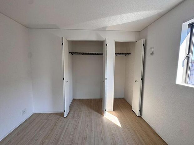 各部屋にクローゼットが付いているので整理整頓も安心。空間を有効に広く使うことができますね。