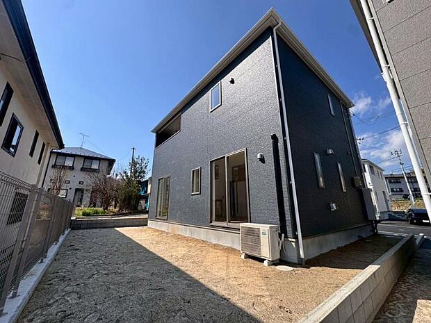 お庭があるのでガーデニングや家庭菜園など楽しみが増えますね。