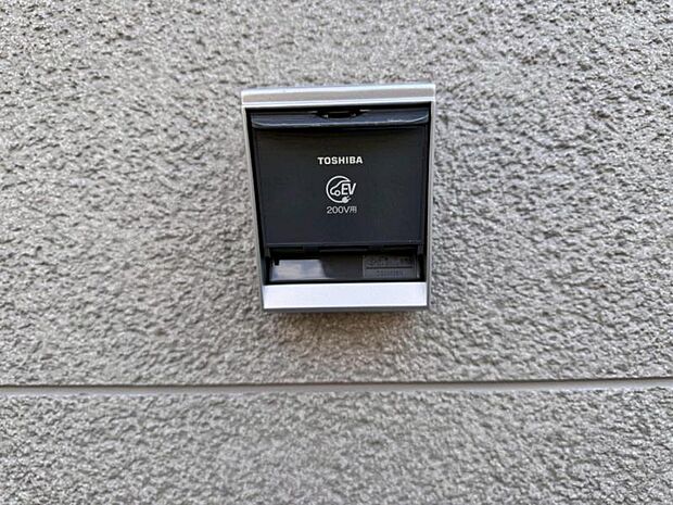 お家でお手軽に充電できるフタつきEV充電器！将来的にお持ちになる方も多いと思いますので今からあると便利ですね。