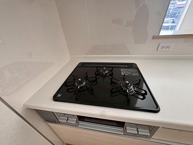 バーナーに安全センサーを搭載、フラットなホーロートップはお掃除らくらくです。