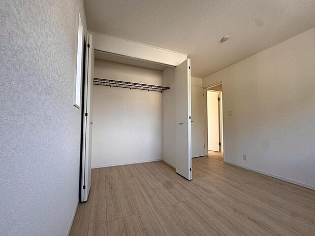各部屋にクローゼットが付いているので整理整頓も安心。空間を有効に広く使うことができますね。